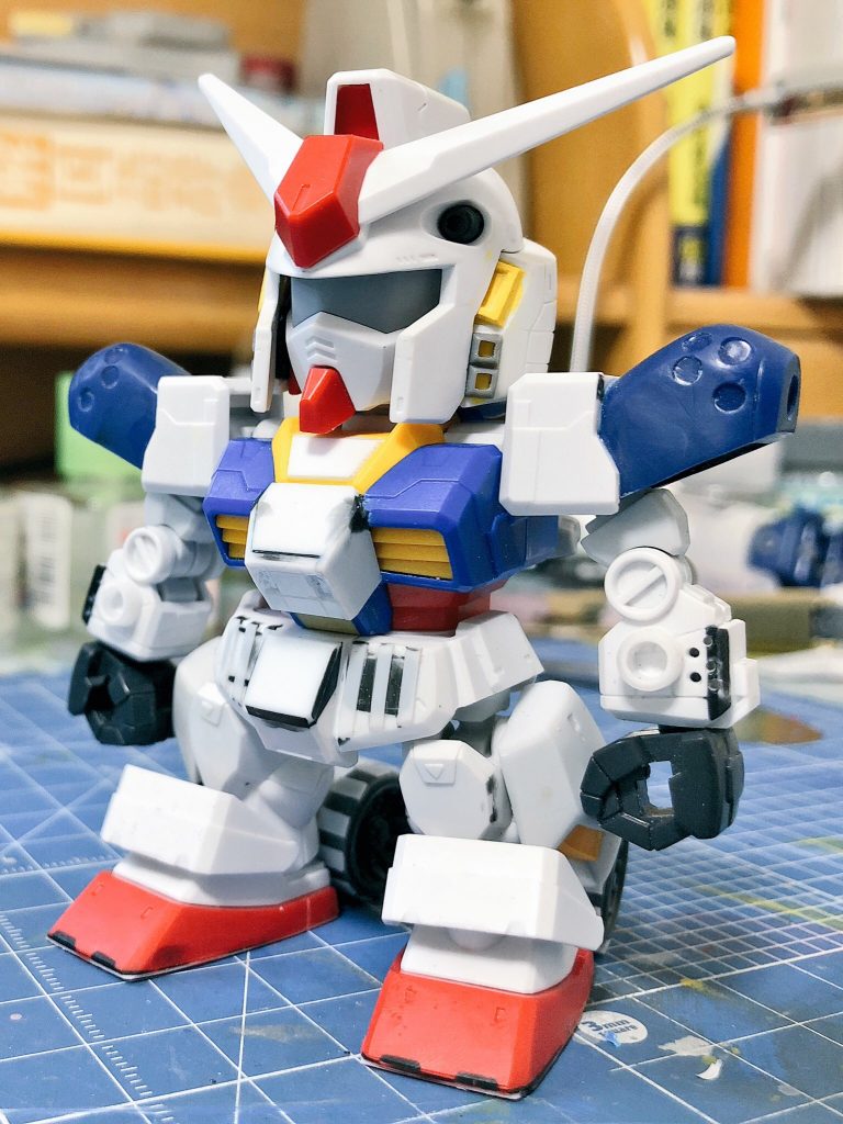 キャプテンガンダムの肩パーツを接着するため、SDCSガンダムの肩パーツを加工しました。