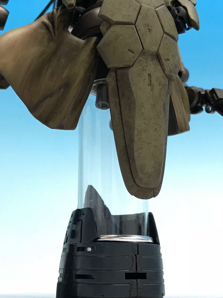 そして下半身はガラス製のボトルとなっております。
──当初の計画では、このボトルにドライアイスを封入して、腰の後ろの管にコンプレッサーを接続、ダナジン頭から煙をもあ〜っと景気良く吐き出すつもりだったんですが…実際やってみるとドライアイス弱い弱い。
あえなくボツとなりましたとさ。おいコラ小角、話が違うぞ。