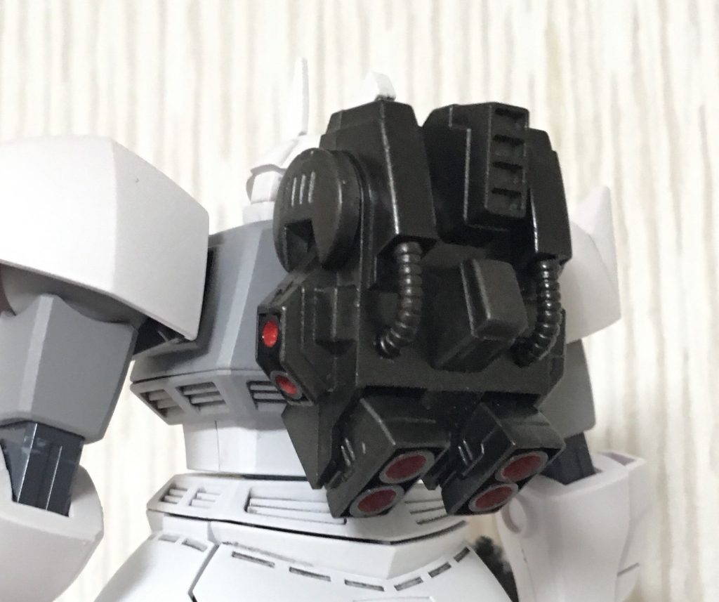 背面。背中を加工してMSVの物を取り付けています。