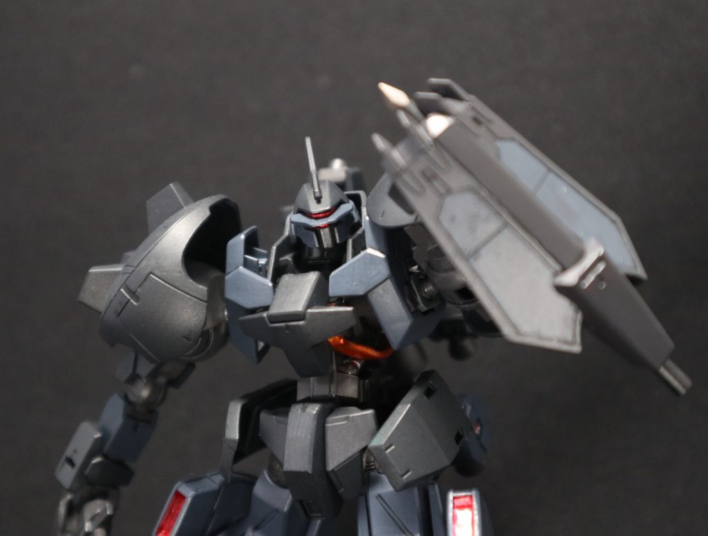 左腕にはバックラーシールドを装備