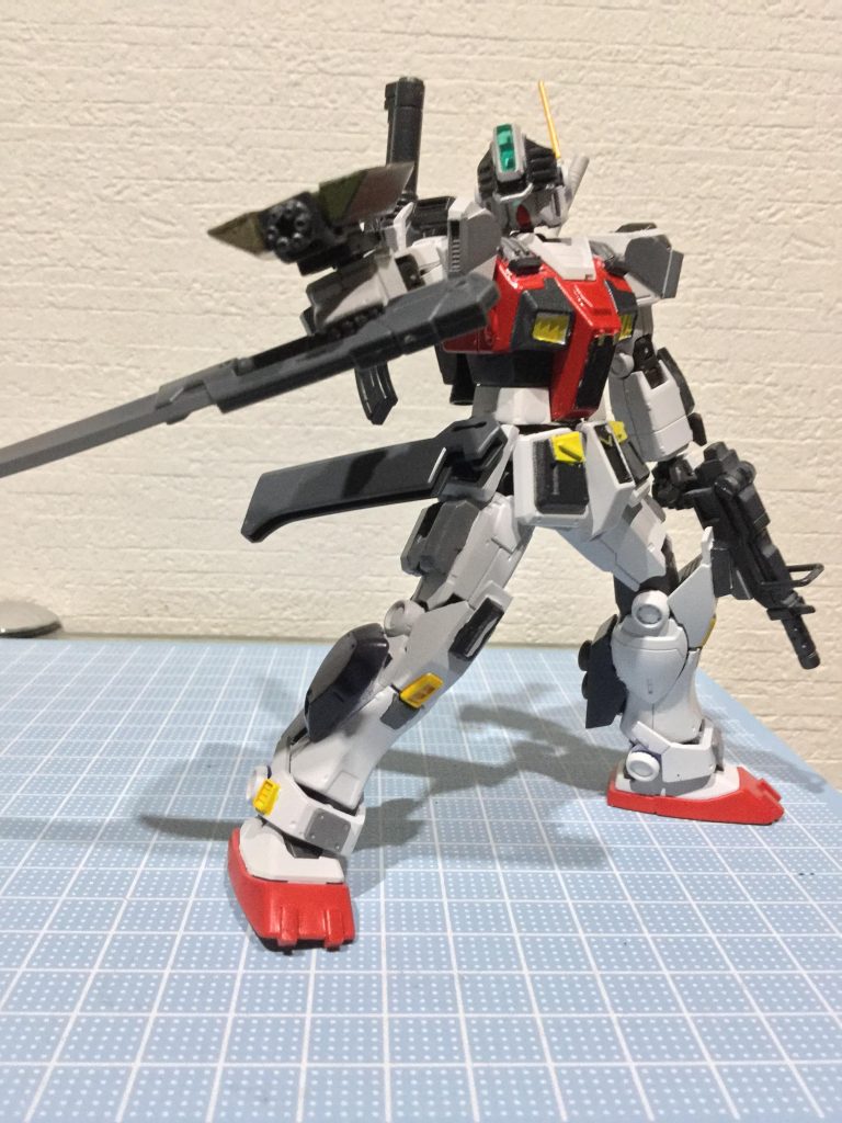 右腕の盾にガトリングガンが内蔵されている。主に相手の体勢を崩す為、至近距離での発砲に使用。