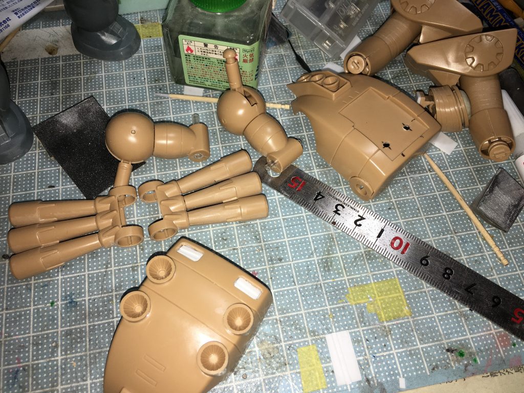 放熱フィンは、裏からプラ板を貼り付け。
旧キットはパーツの合いが厳しいとこもあり
ラッカーパテと接着で段差を無くしてます。
挟み込みで組む脚部は、後ハメ加工を施しました。