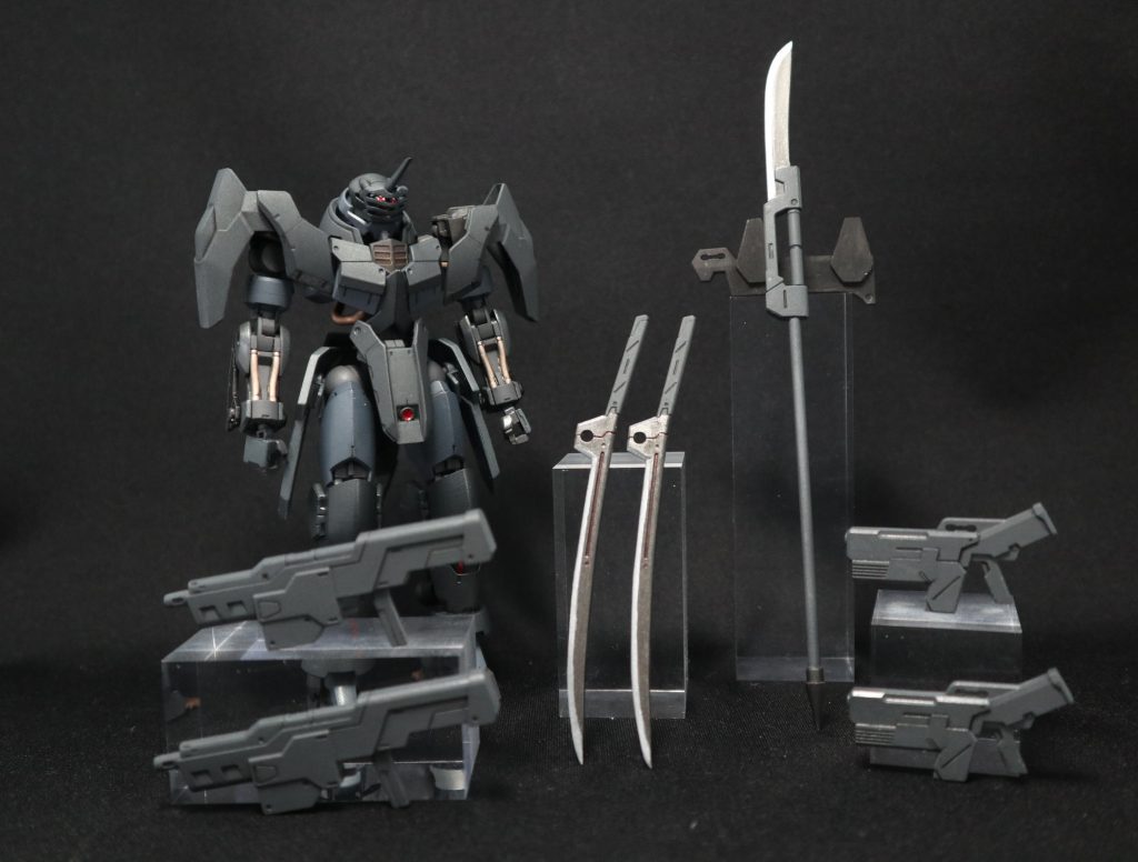 スタティックディスプレー。薙刀メイスを除けば、全て2対の両手持ち武装となり、110㎜ライフルx2、ショートライフルx2、レエアロイ製ブレードソードx2となる。両前腕には展開式のブレードを装備し、防御と接敵時の武装として使用。両肩バインダー内にはロケットランチャーを1発ずつ装備している。通常はショートライフルとブレードソードで出撃するが、戦局にあわせて薙刀やダブルライフルで出撃する。