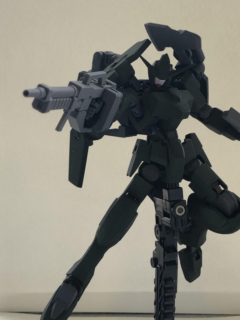 ## 武装1:120mmライフル
見ての通りグレイズが持つものと同型。
グレイズと同じ前腕装甲を取り付けている為、反動も少なく十分な性能を発揮できる。
ライフルの弾倉とバックパックに3つの弾倉を装備しており、長期戦でも破棄する必要があまり無い。