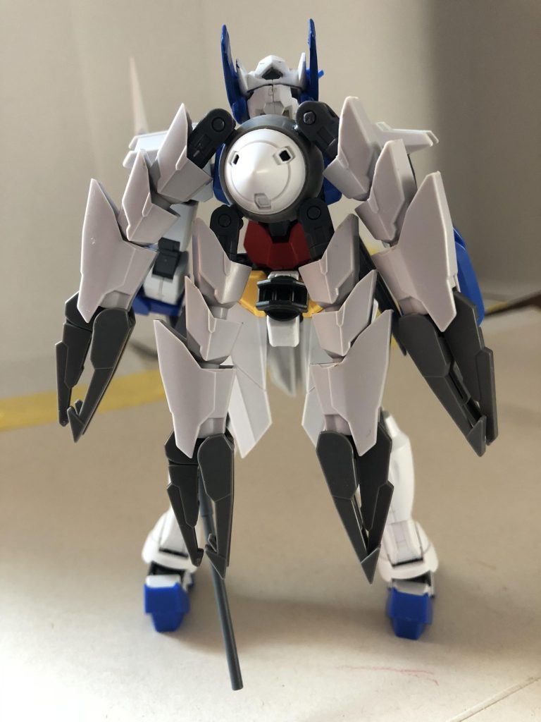 後ろ姿。背中には副武装のクローインコムを4基搭載。あまりゴテゴテにしないでシンプルをイメージしました