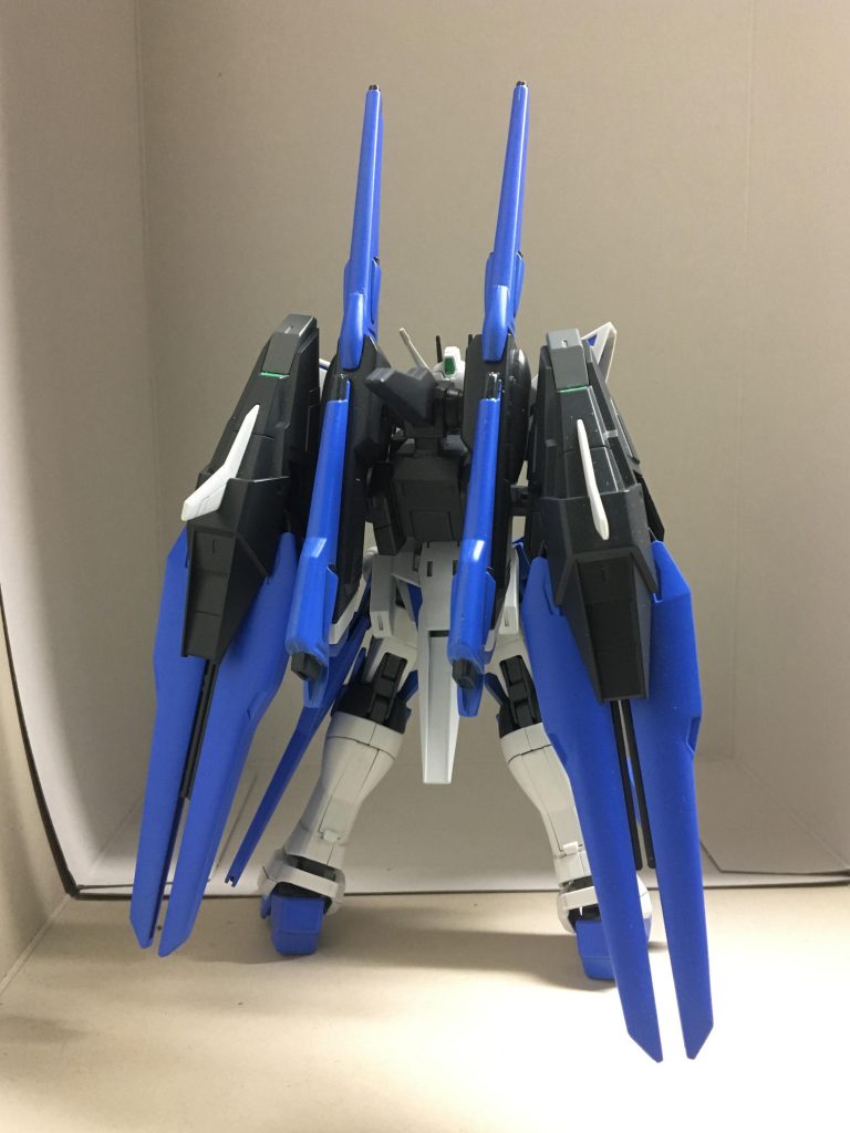 後ろ:腰のリアアーマーはAGEⅡダークハウンドの物をリペイントしたものをつけています。
バックパックはイージーアームズの本体を主体にしてジャンクパーツになってたシラヌイユニットとアメイジングストライクフリーダムのドラグーンを合わせました。