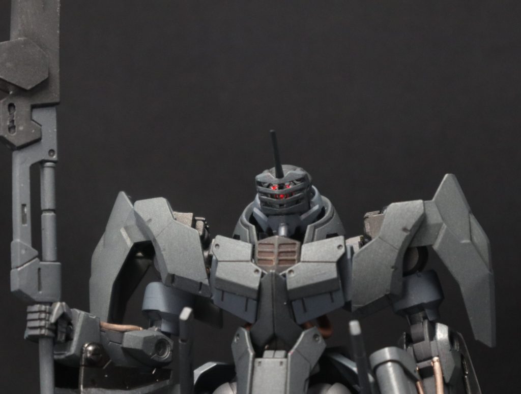 フェイスガードは、ヴェルデバスターのものを使用。少し削りセンサーアイが隙間から見えるようにしてます。