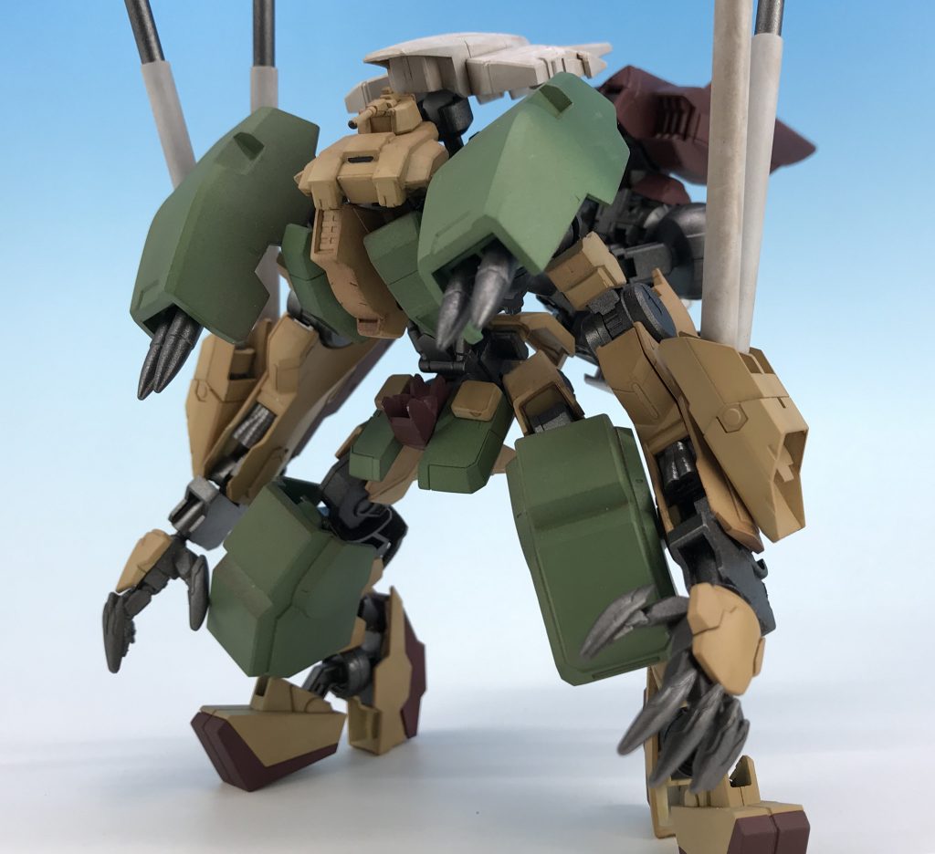 というわけで、まずはマシンヘッド形態から。
その名の通り頭がマシン、モビルワーカーそのまんまです。
あの世界ではモビルワーカーをコックピットに流用したりもしていたので、なら頭に流用しちゃっても大丈夫だろうと。