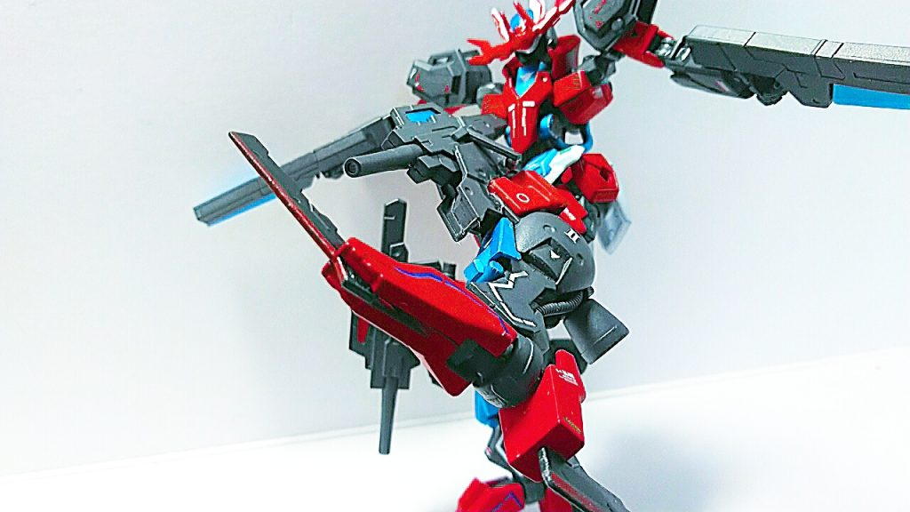 ヴィダールの蹴りに加えて、膝のサブマシンガンで追撃します。