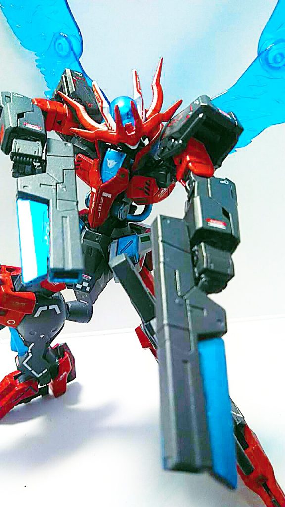 メイン武装のビームピストル。ブレード部分で近接戦闘も可能。