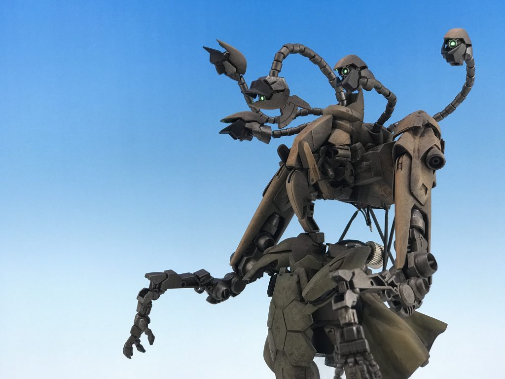 さておき、次はモードチェンジしまして…あー…こんな感じになります(特に形態名は無し)
肋骨が展開、グレイズ頭がニョロニョロと。
製作裏話として、ホラーな機体をつくろうと考えた段階で、「ファイレクシアの疫病王(MTG)」「ギガデウス(漫画版THEビッグオー)」をイメージの参考にしたりしています。