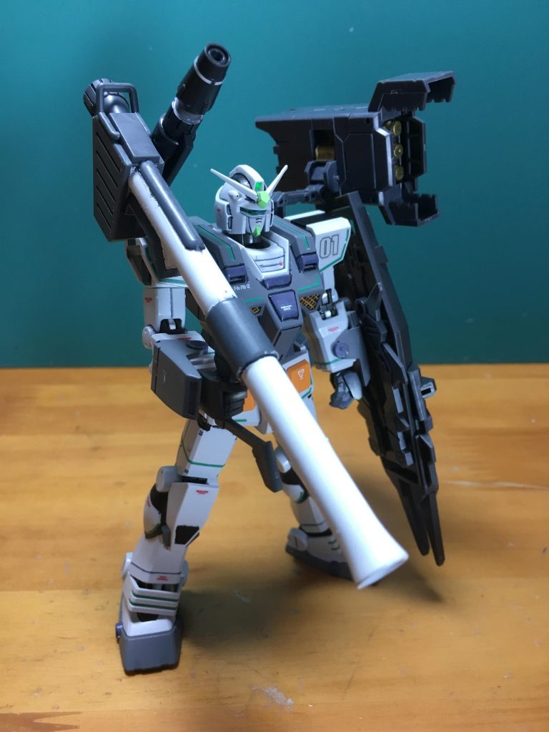 　REVIVE版ガンダムなどに付属のハイパー・バズーカは、まっすぐ構えれば干渉はしませんでした。背面左のサーベルラックを別の武装に変えましたが、3mm穴よりやや広めでしたが、穴が浅いので保持力はいまいち。