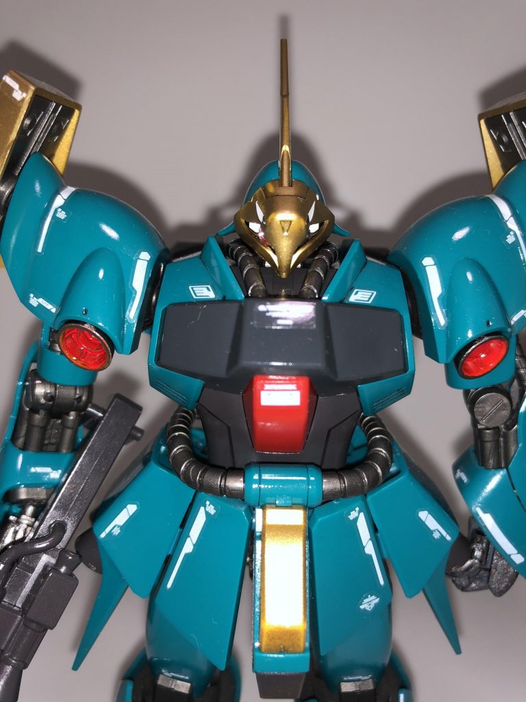 サザビーの使ってないリアリスティックデカールを無理矢理色々付けて情報量増やし。センスの無さを感じて途中から楽しくなった笑