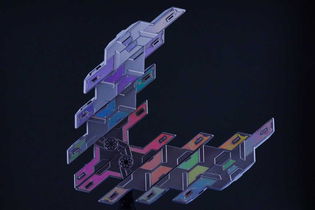 今回の1番の頑張りポイント
サイコプレートにホログラムシートを貼り、光の反射で色が変わるように加工しています
何気に塗装より時間かかったかもです😅