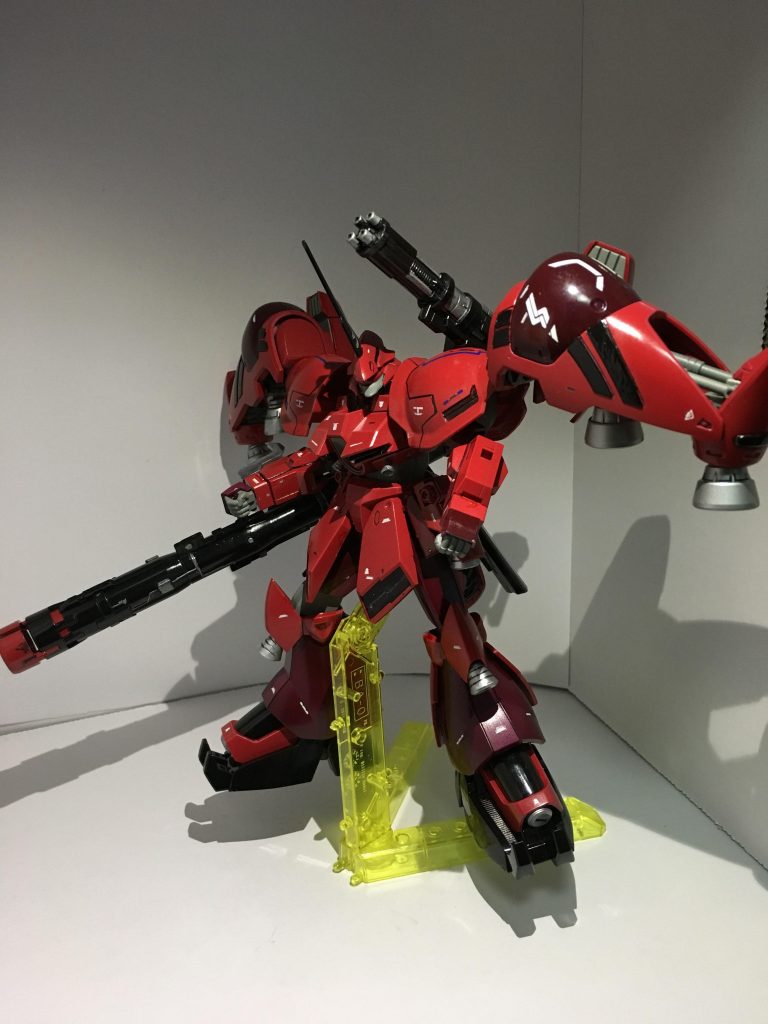 背中のビームバズーカは脇から、ビームガトリングは肩越しで使用。