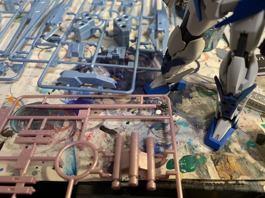 ただ今回発売のこのキットはあくまでトランザム仕様ですので
追加パーツ含めて全体的にメタリックやパールの効果が入っています