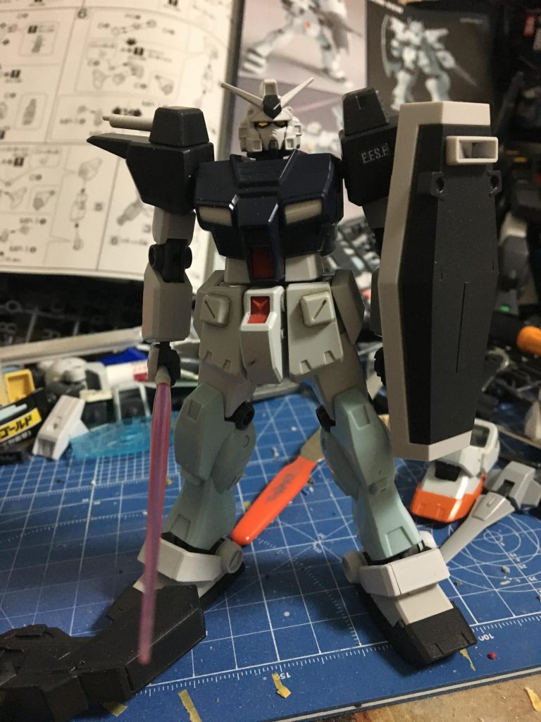 別で製作した中身設定のガンダムも最初はこんな感じでしたが肩なども変えた方がいいかなって思いジムカスタムの肩なども検討しましたがガンダムVer.Kaをイメージして肩をパワードジムの肩にすることで落ち着きました笑