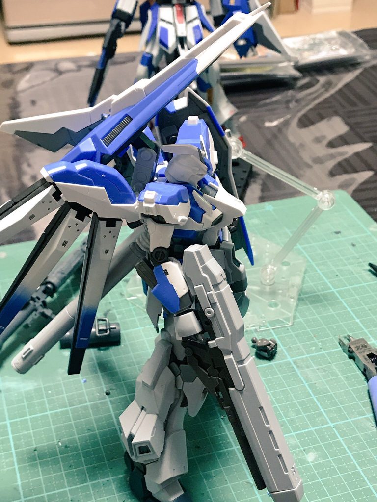 プロペラントタンクは、ヴレイブのタンク基部に3mmのオスピンがある為、スタインのタンクの接続部をカットし、中心に3mmの穴あけをすれば、接着不要でスタインのタンクにHi-νのタンク基部を取り付けることが出来ます。
シールドブースターのアームには、以前作成したジーエンアルトロンの余剰パーツになっていた、アームをそのまま使用しています。