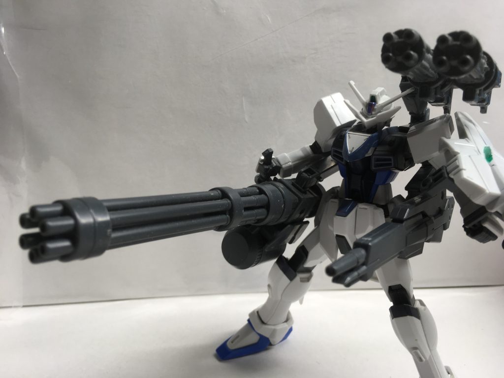 実弾武装のガトリングシルエット。