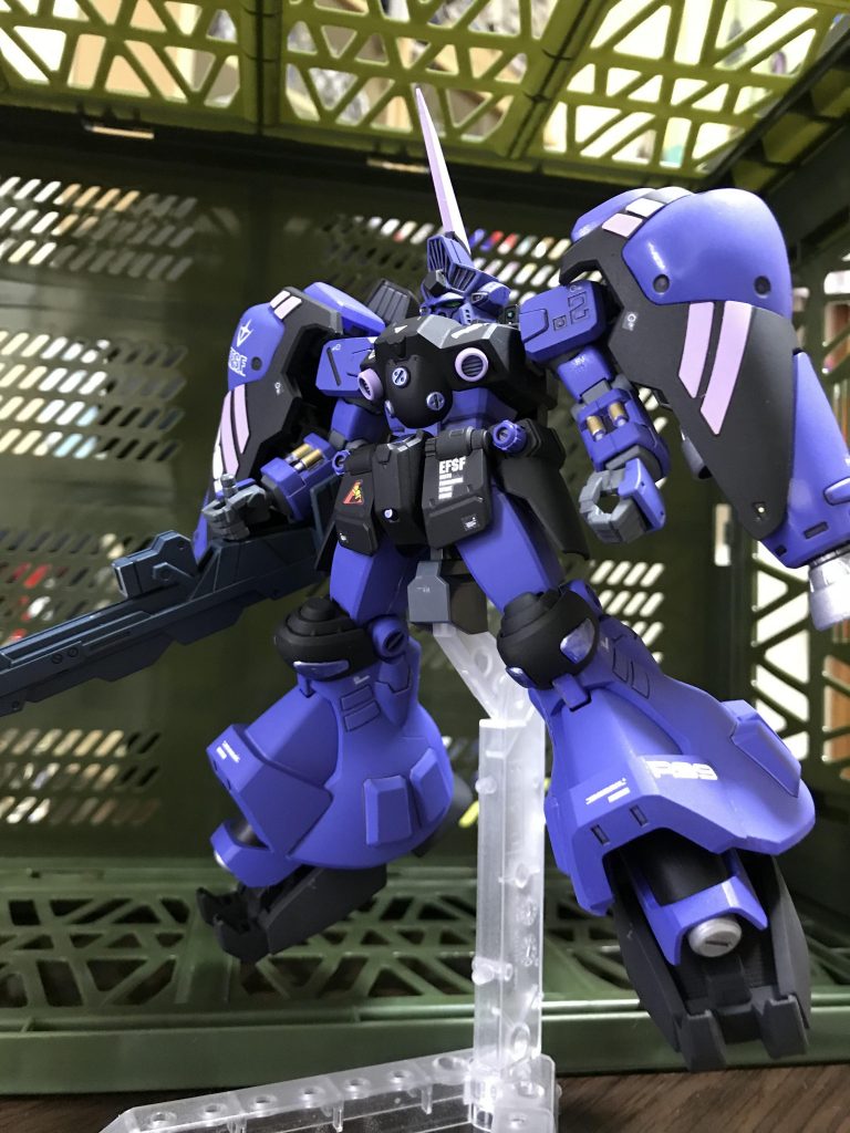 カラーはブルーバイオレットで塗装