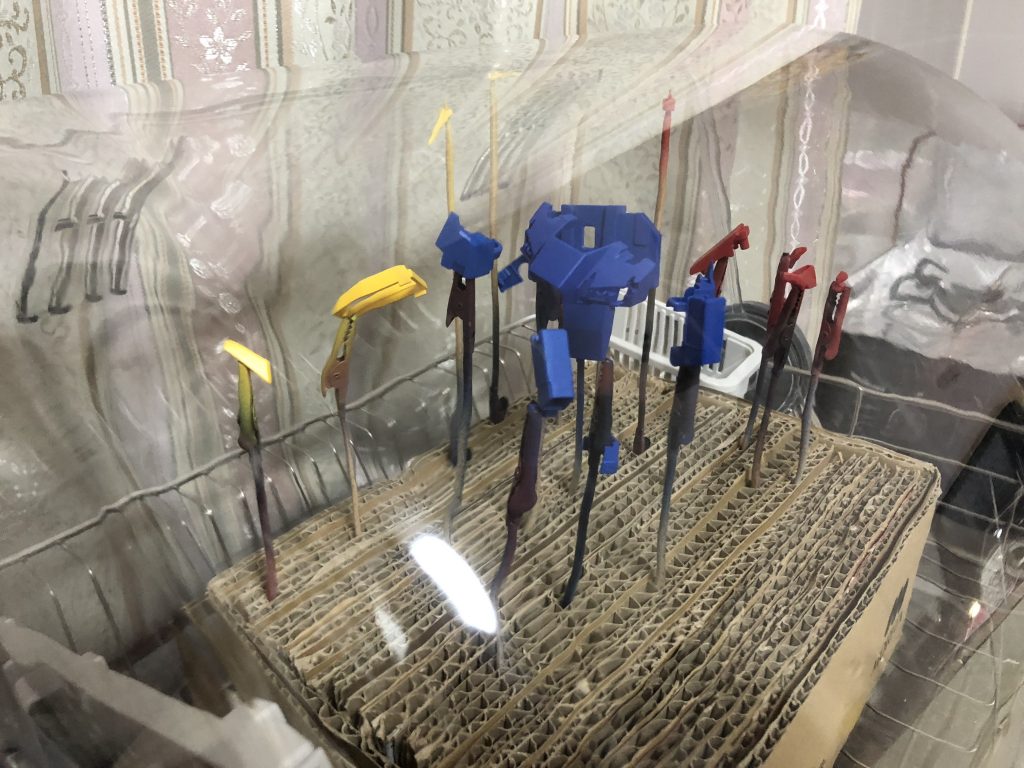 基本塗装は缶スプレー、乾燥時間の短縮のため食器乾燥機を使用しています。