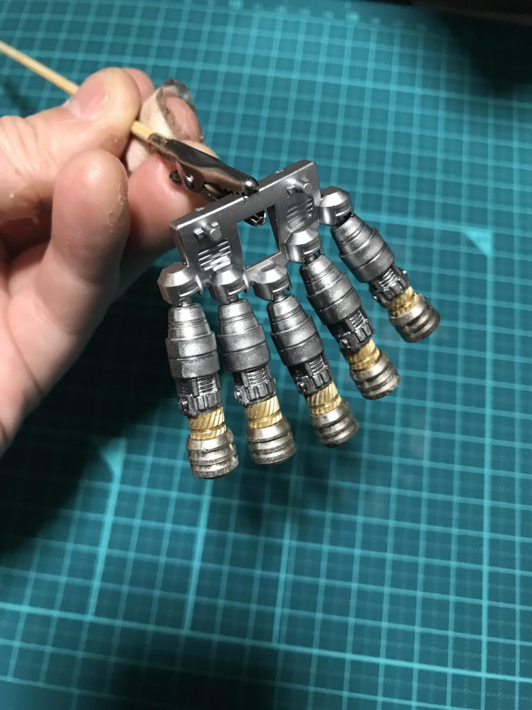 腰のバーニアです。ナニワネジのスピンサート、ダボ、ワッシャー 、スペーサーなどを組み合わせています。