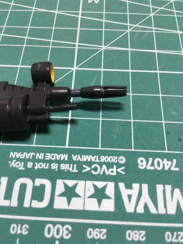 　ビーム・ライフルは合わせ目消しの前にホチキス針を中に仕込み、後述の磁石接続に対応可能としました。

　銃口のスリットは開口しましたが、途中で折れるというハプニングが起きました。