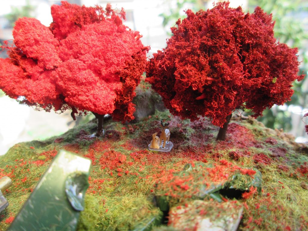 ライルとアニュー!2、3頭目
この紅葉もみじは、実は元々桜です。
赤いスプレー吹き付けて作ってます。