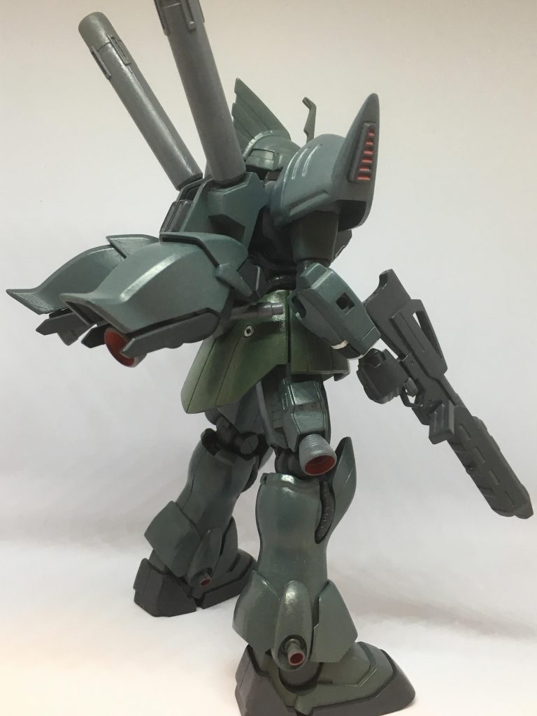 ローゼン・ズールのバックパックを反転して装着。下になった装甲を外し、空いたポリキャップにストライクフリーダムのビームサーベルを装着してます。