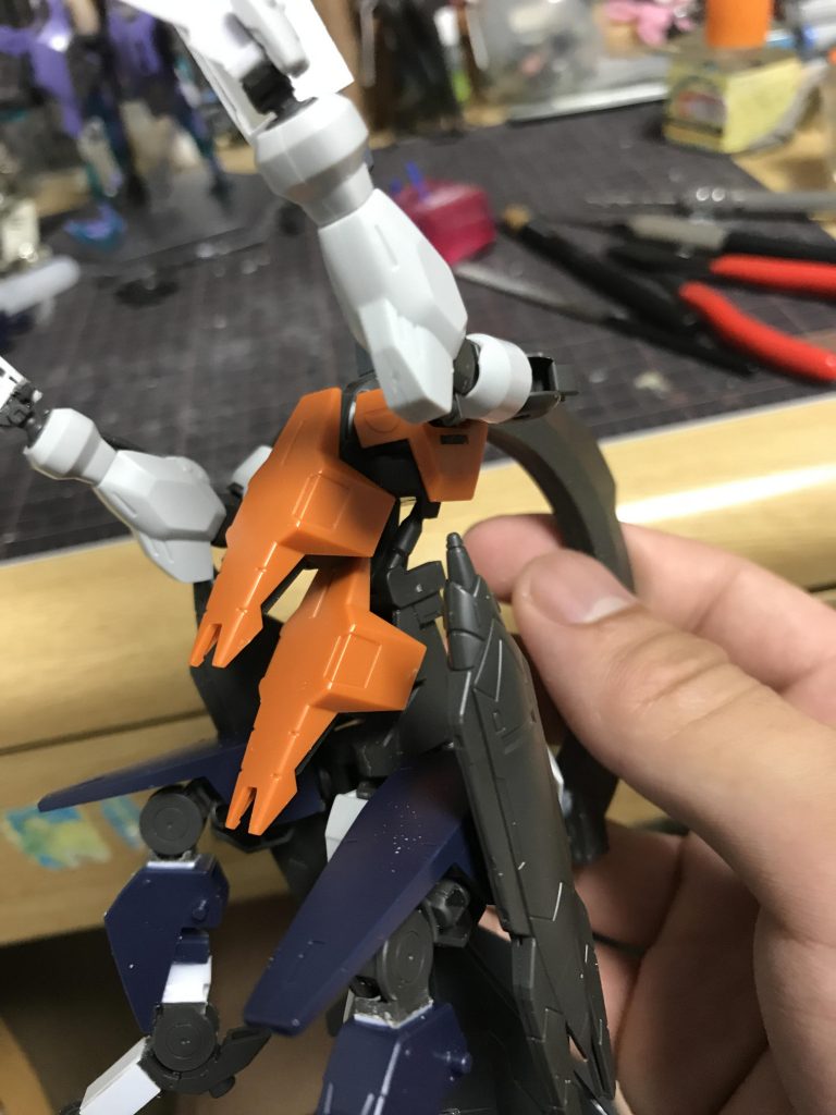 腹部(というか胴体)
そのまま使うには恐竜としては寸詰まりになってしまう胴体はレンチメイスのパーツを用いて延長
足りなくなる装甲はユーゴーの爪先を並べてみました