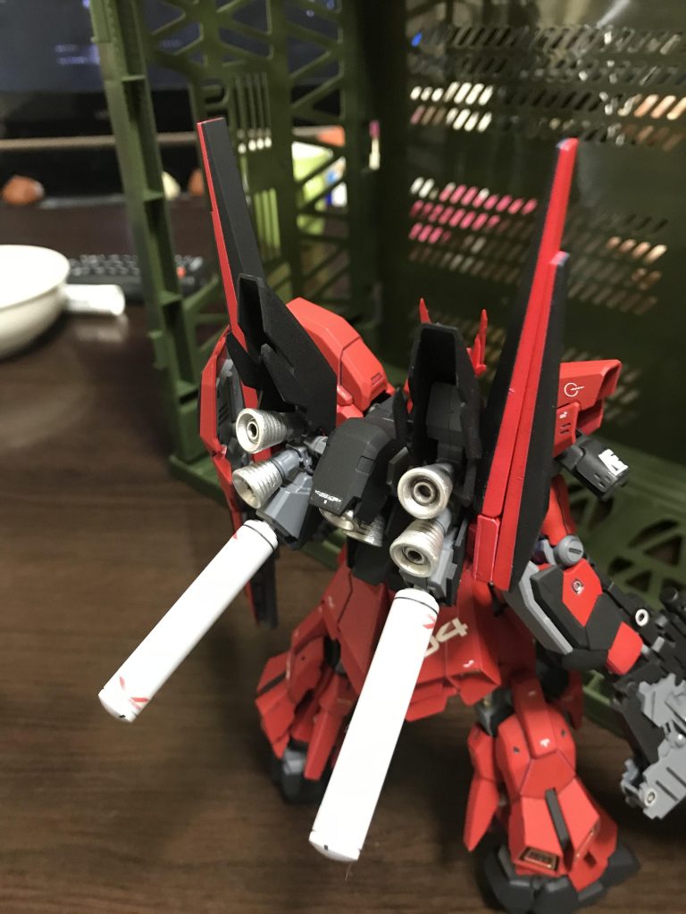 背中にフィンファンネルを2基装備。
アムロいわく、ファンネルの耐久性も向上し、またサイコジャマーなどの兵器もあることから完全にコントロールするには2基が最適である。
という妄想であります。