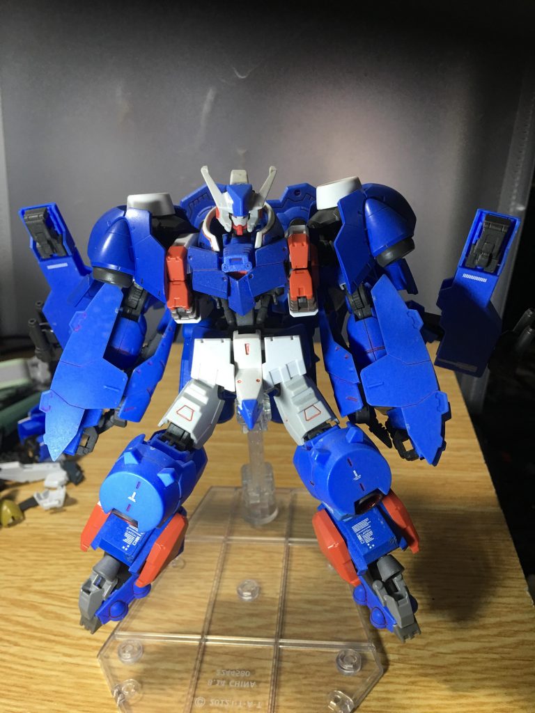 正面、アーバレストの肩を借りる事で可動域を強化