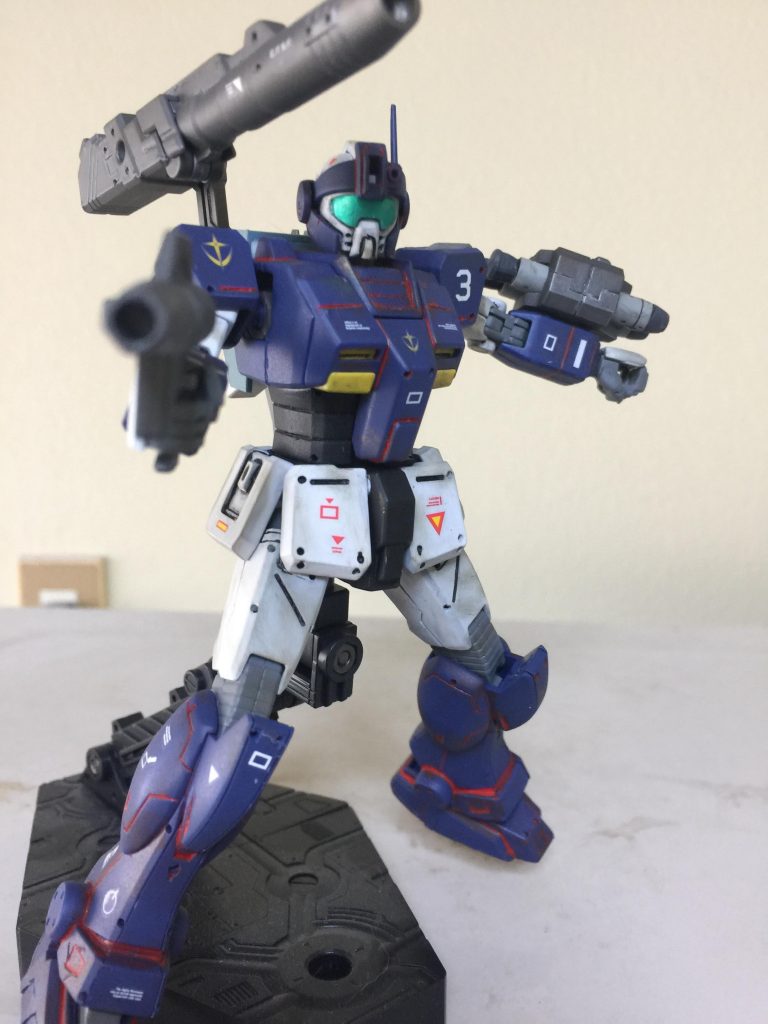 ジム・シャドーの右腕に 装備した
ビーム・スプレーガンを 敵の モビルスーツに 撃つ瞬間のアピールショットです。