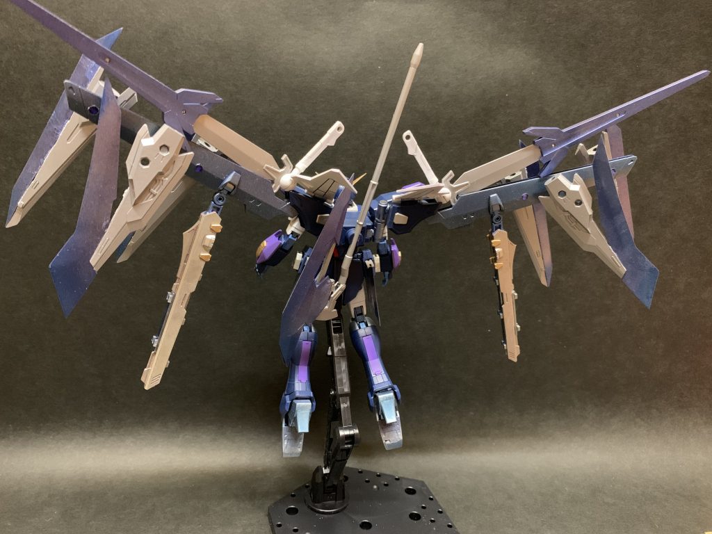 リアビュー(戦闘状態)。
ソードドラグーンは前側に左右2機ずつ、後ろ側に1機ずつの計6機を備えています。