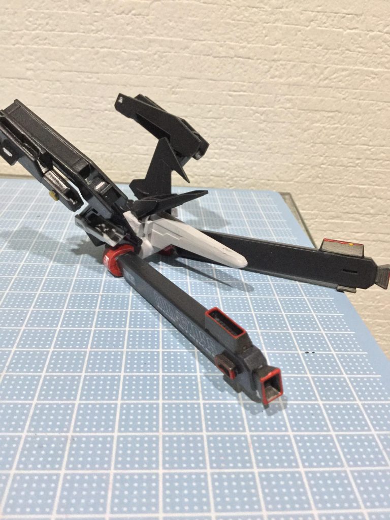 ノワールストライカー本体にザンライザーのアームとエールストライカーをミキシング。
ジャックパーツのサンボル版FAガンダムのプロペラントタンクを追加。プロペラントタンクの根元の赤い部分はグレイスフレームの脚の付け根関節を使用しました。脚部関節なので可動範囲が広く調整しやすいです。