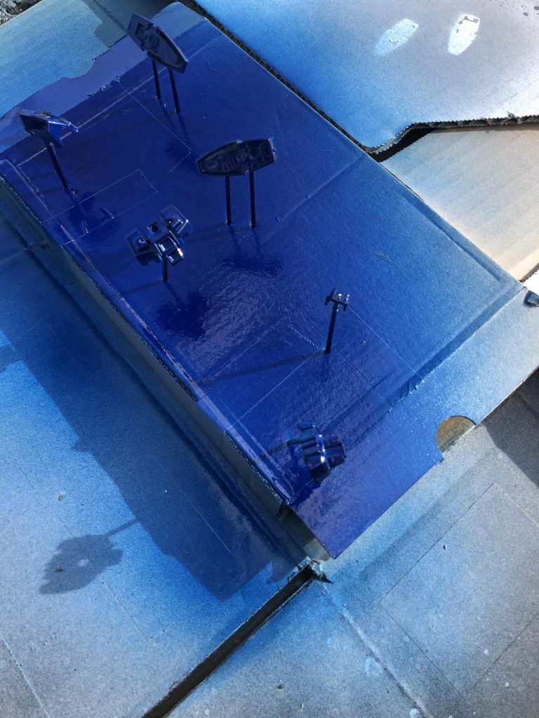 パールブルーのスプレーを吹いてます