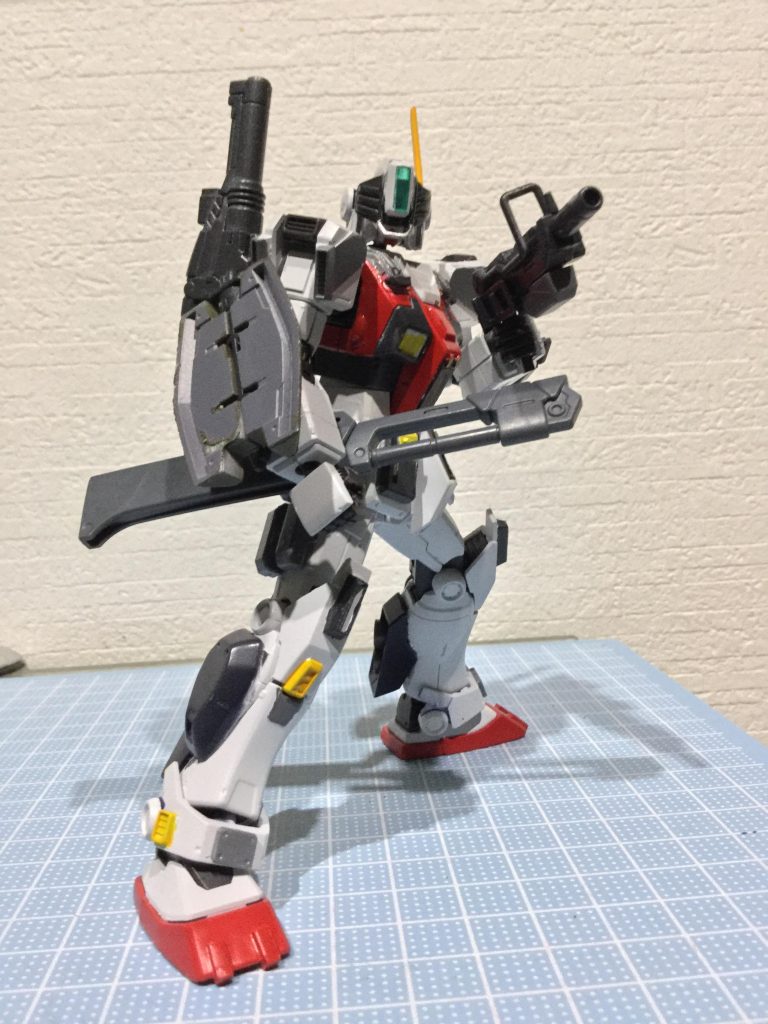 両足にビームマシンガンの予備エネルギーパックを2個、計4個装備。単独での長時間活動を可能にした。