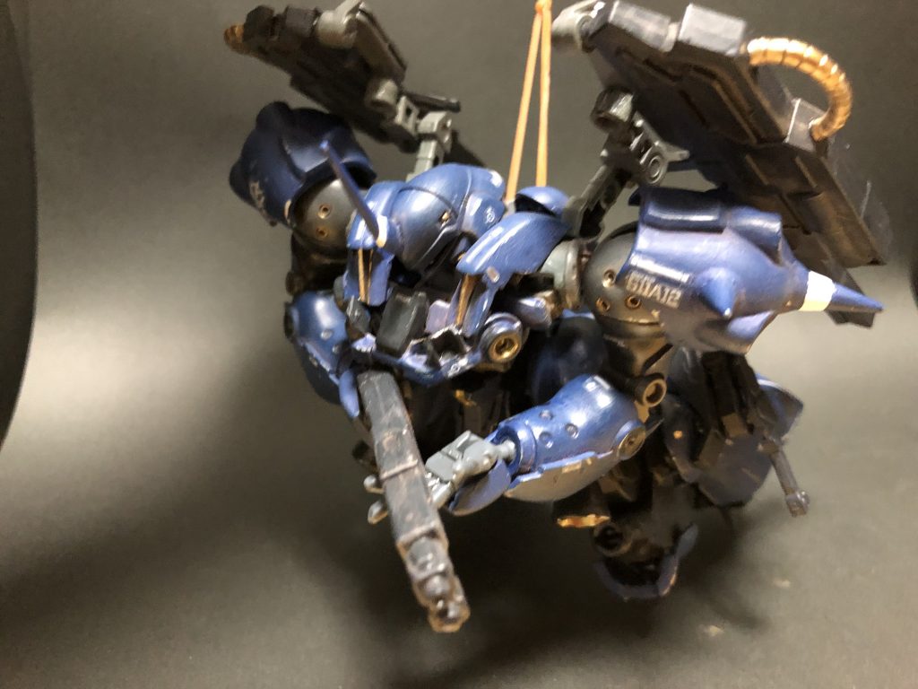 ケンプァーといえばこの強襲フォーム!
ゴツくなってるので迫ってくる迫力が倍増です!
(台座いじってたら支えが折れて輪ゴムで支えてますご了承を…笑)