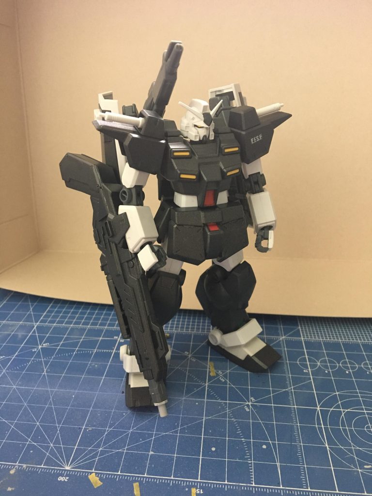 8月の製作完成段階だと実はこう言う感じのヘビーガンダムみたいに片腕に大型装備をつけた機体でした(⌒-⌒; )←実はこの頃はきちんとシールド2枚体制だったw
この時は改造と塗装だけで墨入れなどはやらないつもりでしたw