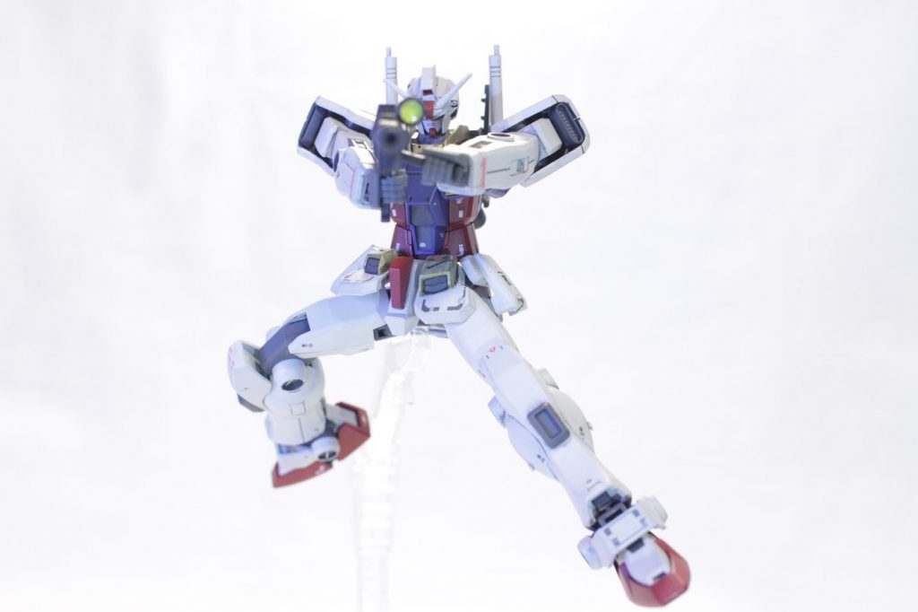 初代ガンダム風のポージングも。