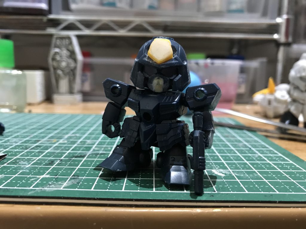 顎と額をパテで埋めました。