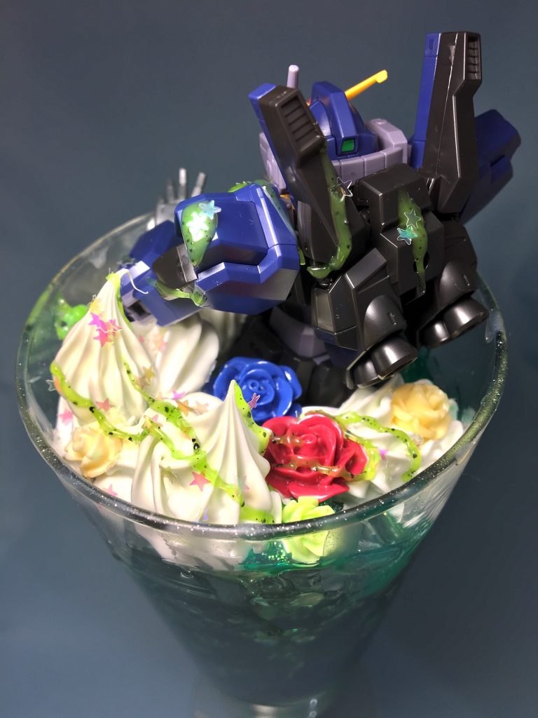 ん……?  これは……?
赤いバラと、青いバラ……
赤と青を使ったMSといえば……
ガンタンクだ!!!やったー!!!!!