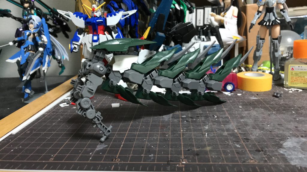 製作工程はとち狂った工作のオンパレードですので、もしかしたらなんかの参考になるのではないかと
コイツは尻尾から胴体、頭に向かって製作を進めて行きました
まず｢ジュリアの下駄連結しまくったら尻尾出来るくね？｣というアイデアの元尻尾が作られました
結果は見ての通り…