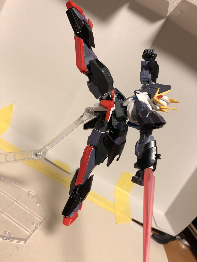 副武装のGNビームニーブレード。∞ジャスティスみたいに回し蹴りの要領で相手を切断。副武装その2のGNビームバルカン。腕の手甲内部にビームバルカン兼太いビームサーベル発生器を内蔵