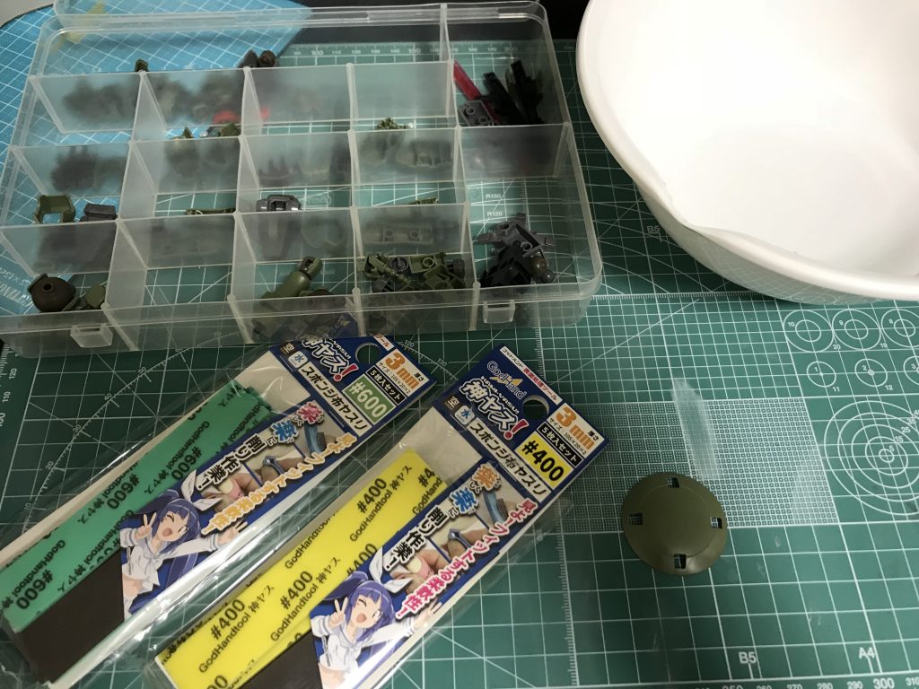 ヤスリがけはスポンジヤスリ400番のみです。横着者です。小物入れで部位毎にバラすと便利ですね。