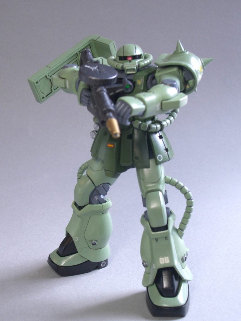 モノアイは定番のHアイズに置き換えしてます。ザクマシンガンのスコープにも分かりにくいですが手加えてます。塗装はガンダムマーカーを筆塗りしたという手抜きw。仕上げはツヤ消しトップコート。