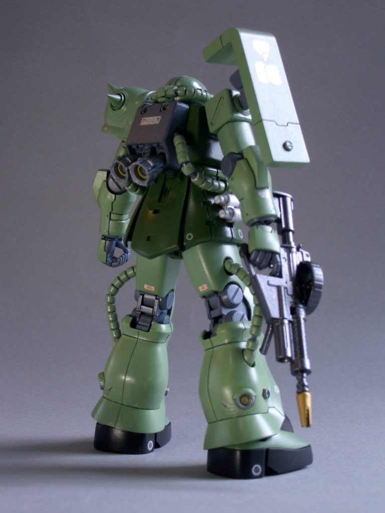 右肩シールドはジョイントをかえて可動式にしてます。ここが動くとポージングのバランスが良くなる気がします。