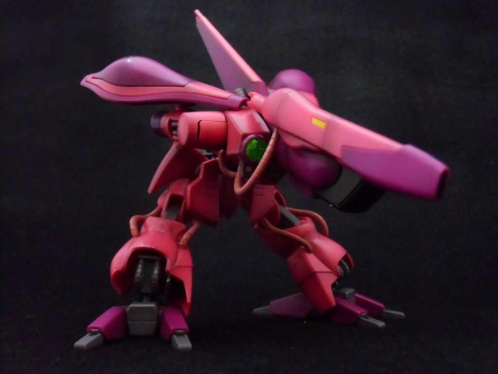 足首の装甲を取り去ると、姿勢を低くしたガ○ォークのようなポーズが取れます。