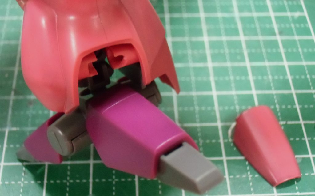 軸受けを削って、分解せずに装甲を取れるようにしてます。