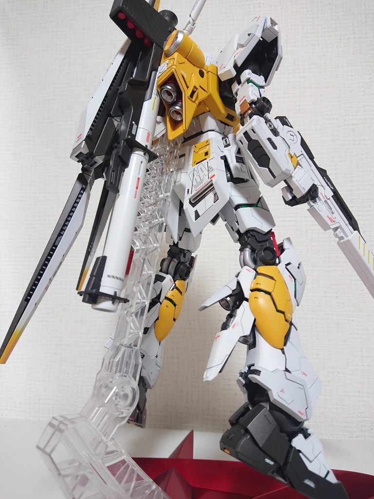 リアも全体的に少しディテールアップしてあります。
ビーム・ライフルやニュー・ハイパー・バズーカは部分的にイエローで塗装して本体との統一感を出しました。